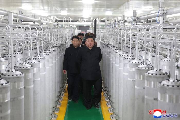 Lãnh đạo Triều Tiên Kim Jong-un thị sát nhà máy sản xuất vật liệu hạt nhân khánh thành hôm 3/6. Ảnh: KCNA