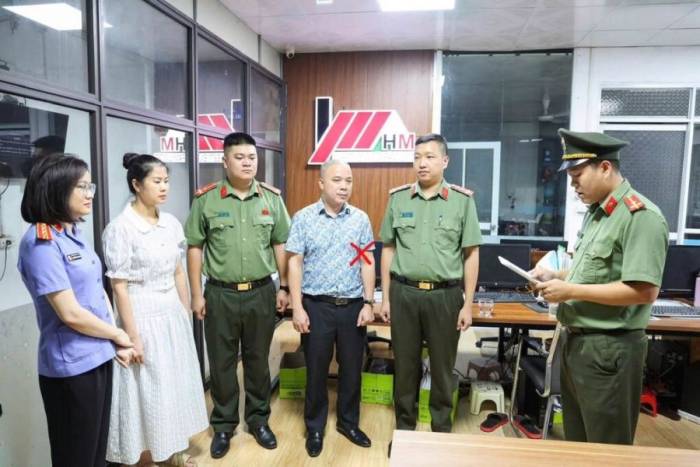 Công an khám xét nơi làm việc của Nguyễn Văn Hiếu, Giám đốc Công ty TNHH Đầu tư HM Việt Nam (dấu đỏ). Ảnh: Công an cung cấp