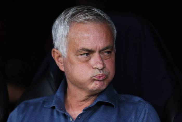 HLV Jose Mourinho phản ứng trước trận. Ảnh: AP