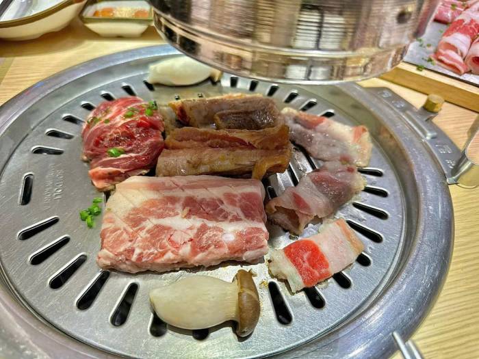 Ăn nhiều thịt mỡ, đồ chiên rán có liên quan đến tăng cholesterol. Ảnh: Anh Ngọc