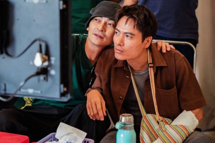 Võ Tấn Phát bên đạo diễn Khương Ngọc trong hậu trường Lên hương. Ảnh: Đoàn phim cung cấp