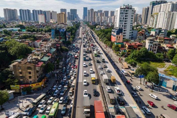 Giao thông trên Vành đai 3 trên cao ùn tắc kéo dài hơn 4 km từ nút giao Trung Hòa, theo hướng đi các cửa ngõ phía tây và phía nam Thủ đô, chiều 29/8. Ảnh: Thế Bằng