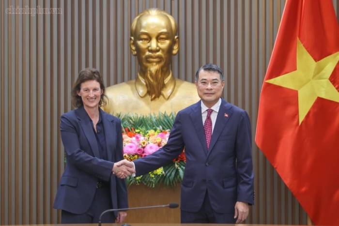Thủ tướng Lê Minh Hưng tiếp bà Fiona Bassett, Tổng giám đốc điều hành Tổ chức FTSE Russell. Ảnh: VGP