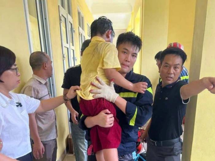 Bé trai được giải cứu sau khoảng 30 phút. Ảnh: Lực lượng cứu hộ cung cấp