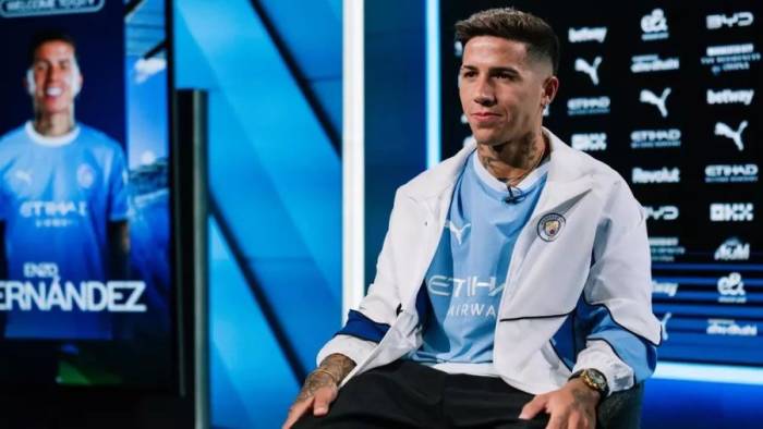 Enzo Fernandez trả lời phỏng vấn trong ngày ra mắt Man City. Ảnh: Man City