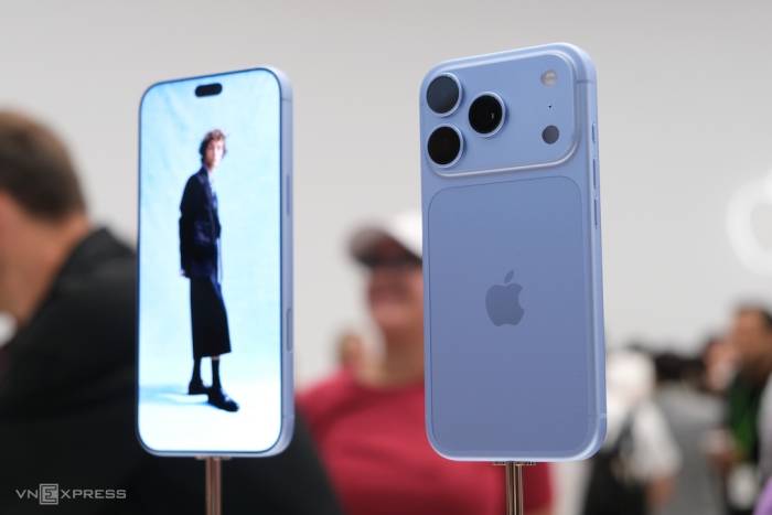 iPhone 18 Pro và 18 Pro Max màu xanh tại lễ ra mắt ở trụ sở Apple Park ngày 9/9/2026. Ảnh: Tuấn Hưng