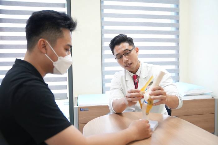 Bác sĩ Duy giải thích về tình trạng khớp gối và dây chằng cho người bệnh. Ảnh: Bệnh viện Đa khoa Tâm Anh