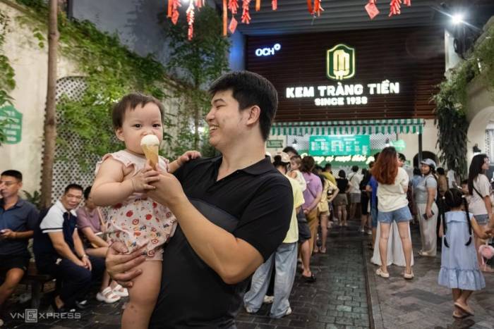 Thực khách xếp hàng mua kem Tràng Tiền tối 7/9. Ảnh: Minh Trang