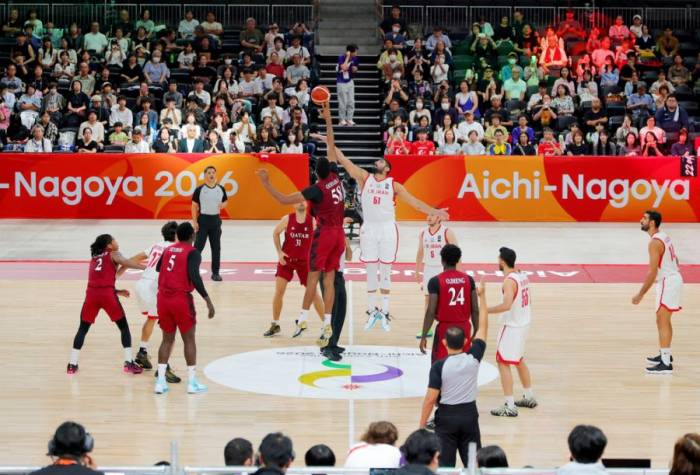 Qatar (áo đỏ) đấu Iran (áo trắng) tại vòng bảng bóng rổ nam ASIAD 20 tại nhà thi đấu quốc tế Aichi ở Nagoya, Aichi, Nhật Bản ngày 10/9/2026. Ảnh: Yomiuri