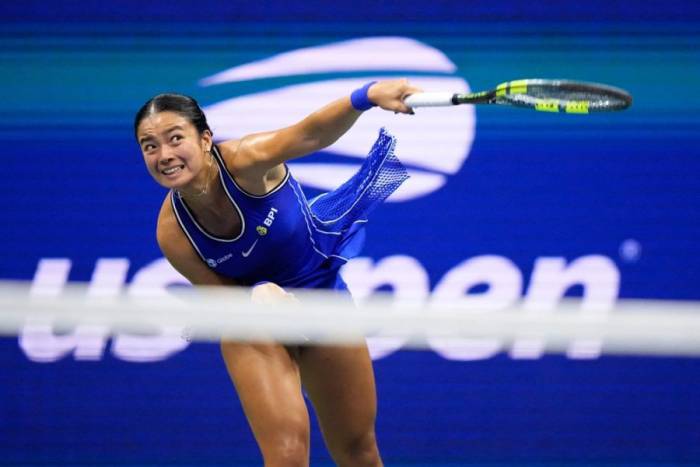 Eala giao bóng trong trận gặp Iva Jovic ở vòng ba đơn nữ Mỹ Mở rộng, tại Trung tâm Quần vợt Quốc gia Billie Jean King ở New York ngày 5/9/2026. Ảnh: AP