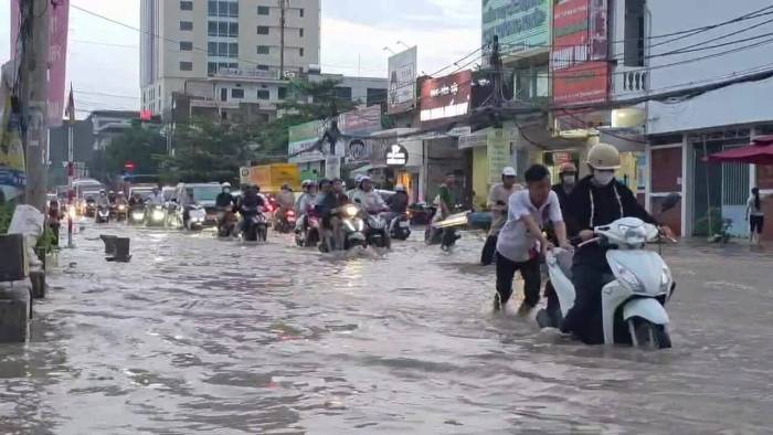 Đường ở Cần Thơ ngập sâu sau mưa lớn kết hợp triều cường. Video: An Bình