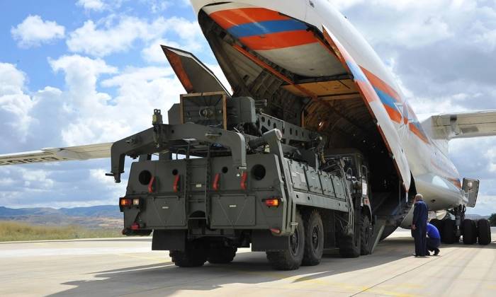 Xe quân sự và trang thiết bị thuộc tổ hợp phòng không S-400 được chuyển khỏi máy bay vận tải Nga tại căn cứ quân sự Murted ở Ankara, Thổ Nhĩ Kỳ, hồi tháng 7/2019. Ảnh: Bộ Quốc phòng Thổ Nhĩ Kỳ