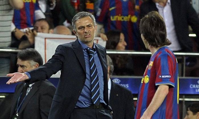 Mourinho của Inter và Messi của Barca trong trận bán kết lượt về Champions League tại sân Camp Nou, ngày 28/4/2010. Ảnh: AFP