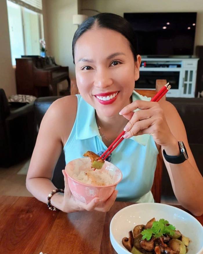 Khánh Ngọc nấu bầu xào nấm 'hao cơm'