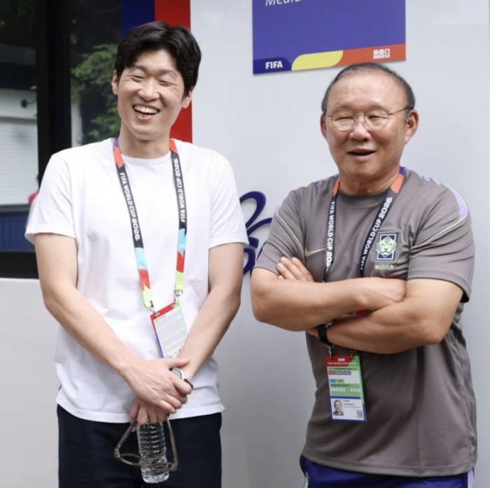 Ông Park Hang-seo (phải), khi đang làm Phó Chủ tịch LĐBĐ Hàn Quốc, gặp cựu cầu thủ Park Ji-sung trước buổi tập của đội tuyển Hàn Quốc tại sân Chivas Valle Verde, gần Guadalajara ở Mexico, ngày 10/6/2026. Ảnh: Star News