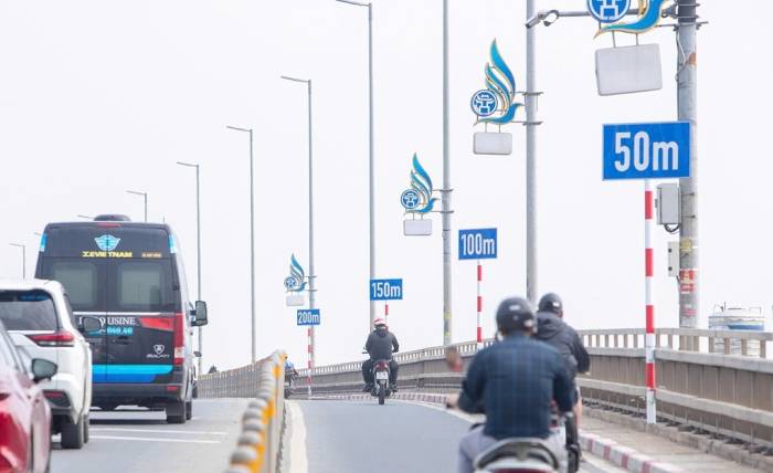 Biển khoảng cách được lắp đặt trên cầu Nhật Tân. Ảnh: Hiếu Đình