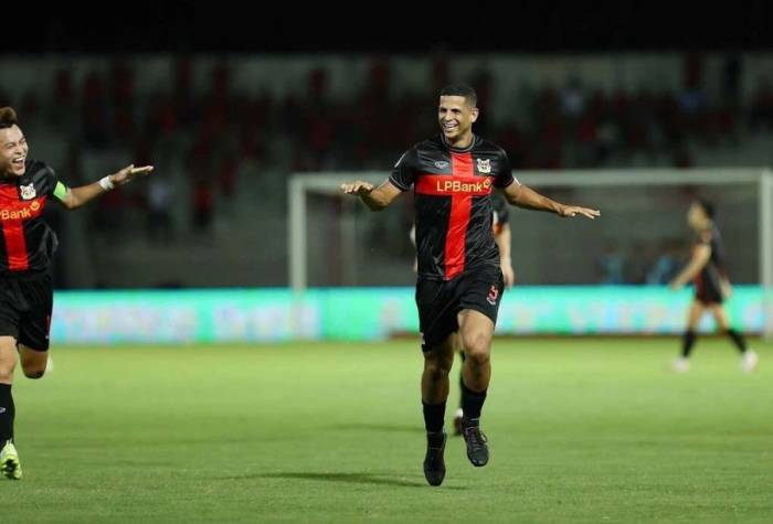 Tiền đạo người Brazil Lucao Vinicius (phải) của Ninh Bình mừng bàn nâng tỷ số lên 3-1 trong trận thắng Hải Phòng 4-1 ở vòng 1 V-League 2026-2027. Ảnh: Ninh Bình FC