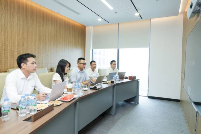 Ban giám khảo đánh giá và góp ý các dự án. Ảnh: Tùng Đinh