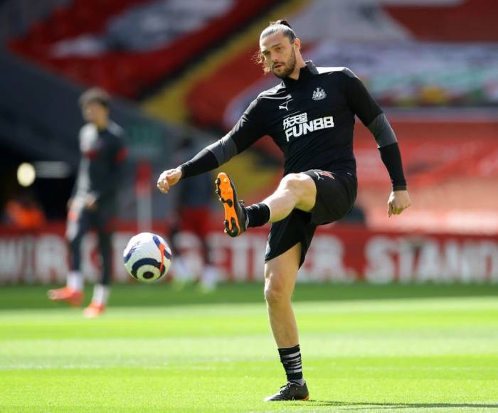Andy Carroll khởi động trước trận Liverpool – Newcastle trên sân Anfield, Liverpool, Anh ngày 24/4/2021. Ảnh: Reuters