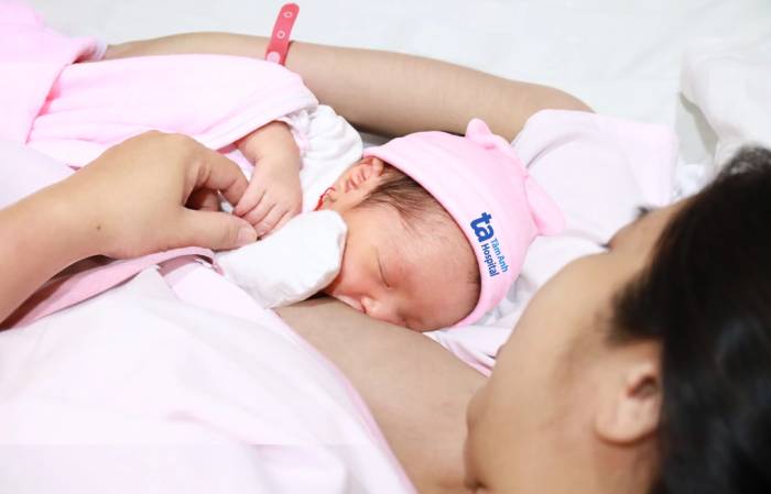 Chị Tuyết và con gái 4 ngày tuổi tại Bệnh viện Đa khoa Tâm Anh TP HCM. Ảnh: Nguyệt Nhi