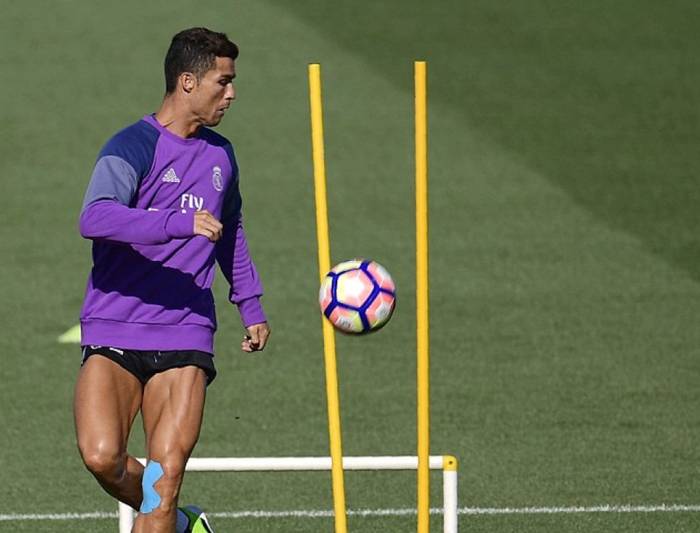 Cristiano Ronaldo sử dụng băng dán cơ học ở chân trái trong một buổi tập ở trung tâm huấn luyện Valdebebas, Madrid, Tây Ban Nha vào năm 2016. Ảnh: AFP