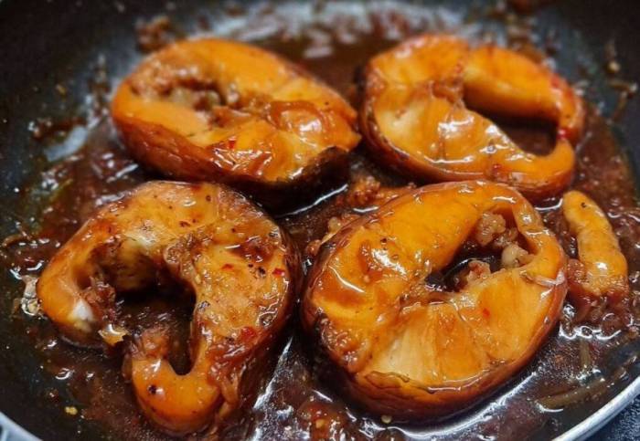 Các món kho thường chứa nhiều muối. Ảnh: Hạnh Nguyễn