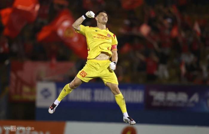 Patrik Lê Giang mừng chiến thắng 3-1 của CA TP HCM trước Hà Nội ở vòng một V-League 2026-2027, tối 5/9 trên sân Gò Đậu. Ảnh: Đức Đồng