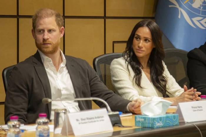 Vợ chồng Harry - Meghan tham dự một sự kiện của Tổ chức Y tế Thế giới (WHO) tại Amman, Jordan, hôm 25/2. Ảnh: AFP