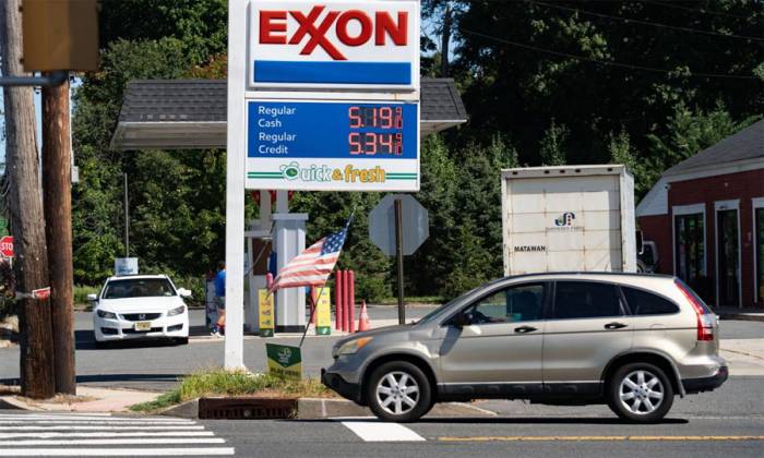 Một trạm xăng Exxon ở Holmdel, New Jersey, hiển thị giá xăng vào ngày 14/9. Ảnh: Asbury Park Press