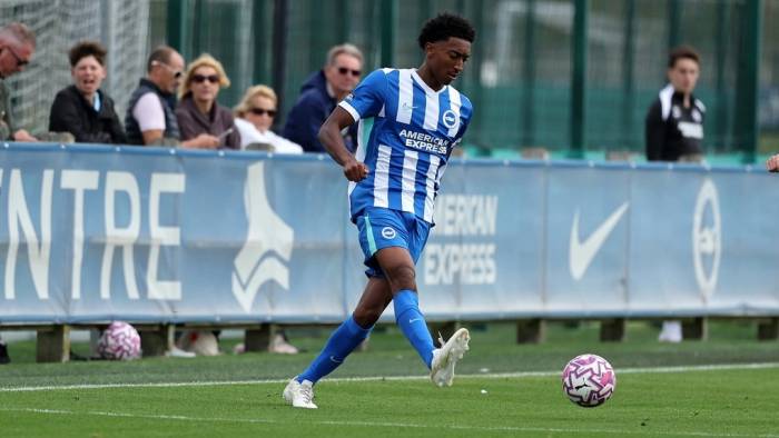 Hậu vệ Philippines gốc Anh Isaiah Alakiu, sinh năm 2008, thi đấu cho U21 Brighton & Hove Albion của Anh năm 2025. Ảnh: Brighton & Hove Albion FC