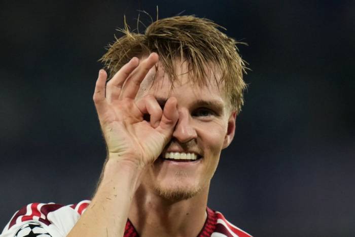 Martin Odegaard ăn mừng bàn thắng duy nhất trong trận Arsenal thắng Napoli 1-0 ở lượt đầu vòng phân hạng Champions League trên sân Diego Armando Maradona, Napoli, Italy ngày 9/9/2026. Ảnh: AP
