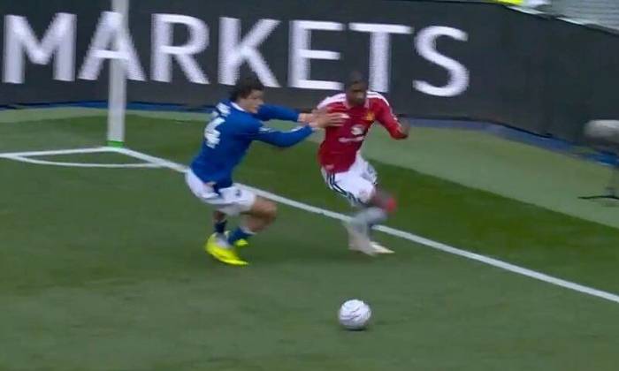 Tình huống Rashford rê qua Rohl. Ảnh: chụp màn hình