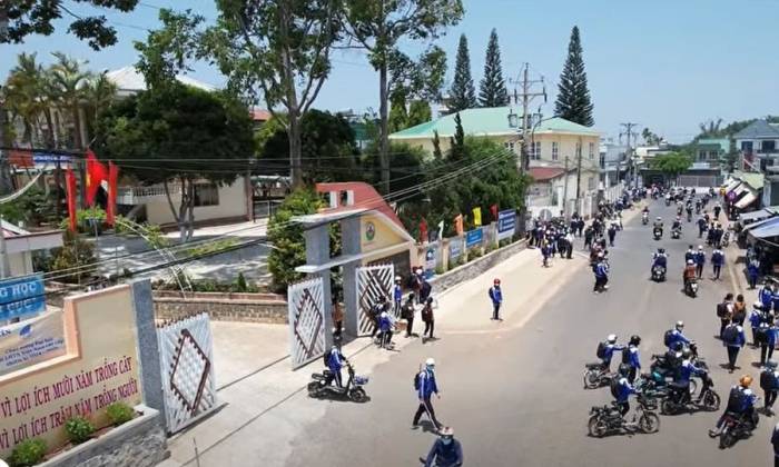 Cổng trường THCS Nguyễn Du - Di Linh. Ảnh: Fanpage Trung tâm Dịch vụ tổng hợp xã Di Linh