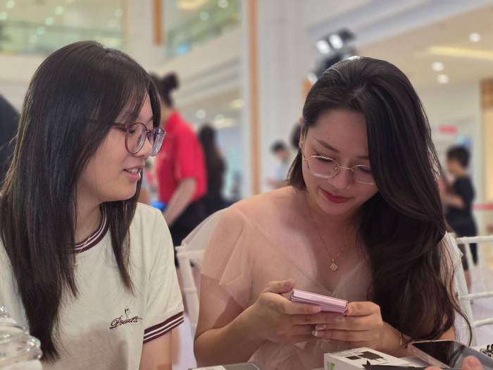 Galaxy Z Flip8 được người dùng nữ lựa chọn nhờ thiết kế gập dọc nhỏ gọn. Ảnh: Samsung
