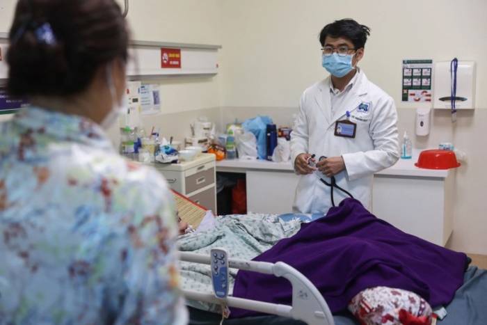 Bác sĩ làm việc tại khoa chăm sóc giảm nhẹ, Bệnh viện Ung Bướu TP HCM cơ sở 2. Ảnh: Quỳnh Trần