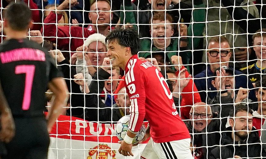 Lisandro Martinez cầm bóng sau khi ghi bàn thứ tư cho Man Utd trong trận thắng Sabah FK 4-0 ở vòng phân hạng Champions League tại Old Trafford, Manchester, Anh, ngày 10/9/2026. Ảnh: AP