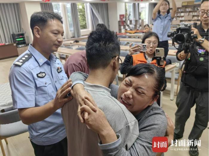 Bà Liu Huaqing đoàn tụ với con trai Xie Longhua (hiện 38 tuổi) sau 37 năm thất lạc, tại Công an thành phố Mianyang (Tứ Xuyên) ngày 15/9. Ảnh: CBGC