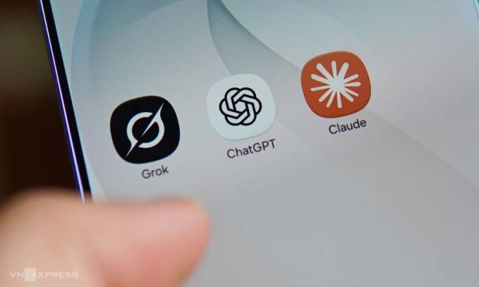 Logo các ứng dụng AI Grok và ChatGPT, Claude trên điện thoại, tháng 3/2025. Ảnh: Lưu Quý