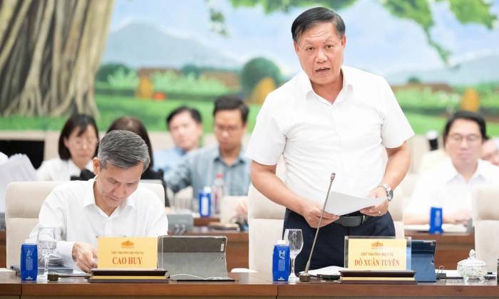 Thứ trưởng Y tế Đỗ Xuân Tuyên phát biểu tại phiên họp. Ảnh: Cổng TTĐT Quốc hội
