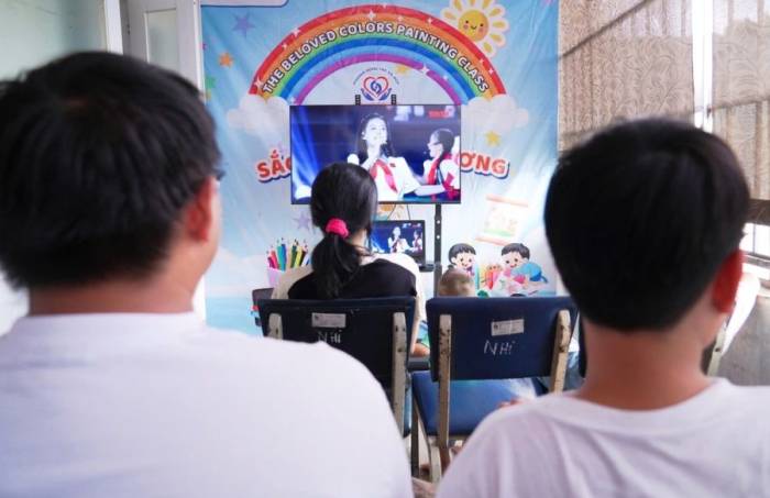 Rạp phim nhân ngày khai trường giữa hành lang bệnh viện. Ảnh: Minh Toàn
