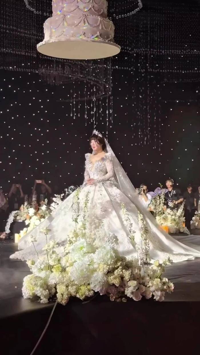 NTK Anh Thư cùng chú rể thực hiện nghi lễ trên sân khấu