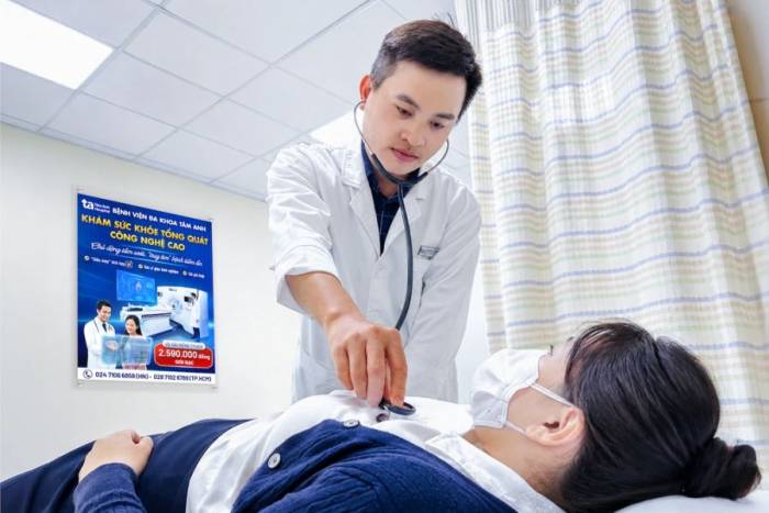 Bác sĩ Nguyễn Vinh Quang khám cho chị Xuyến. Ảnh: Bệnh viện Đa khoa Tâm Anh