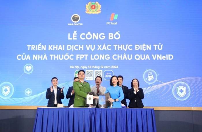 Long Châu triển khai dịch vụ xác thực điện tử, mua thuốc trực tuyến qua VNeID. Ảnh: H.Khánh