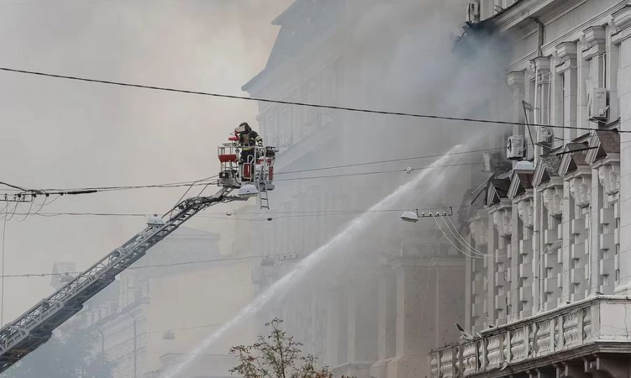 Lính cứu hỏa dập đám cháy ở trụ sở SBU tại Kiev ngày 4/9. Ảnh: Reuters