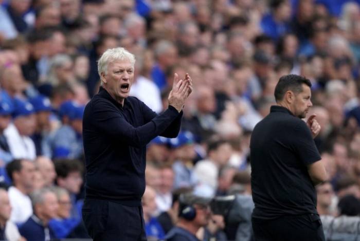 HLV David Moyes (trái) phản ứng trong trận Everton gặp Crystal Palace ở Ngoại hạng Anh trên sân Hill Dickinson, Liverpool, Anh ngày 22/8/2026. Ảnh: Reuters