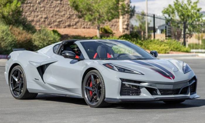 Chevrolet Corvette E-Ray - mẫu xe hiếm hoi của GM dùng động cơ hybrid. Ảnh: Cars & Bids