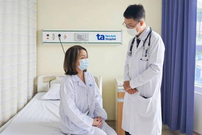 Bác sĩ Hoàng hỏi thăm sức khỏe chị Phùng trước khi xuất viện. Ảnh: Bệnh viện Đa khoa Tâm Anh