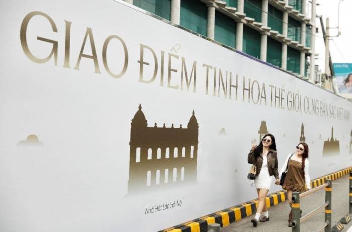 Các bạn trẻ dạo bộ trên đường có dải hoarding. Ảnh: