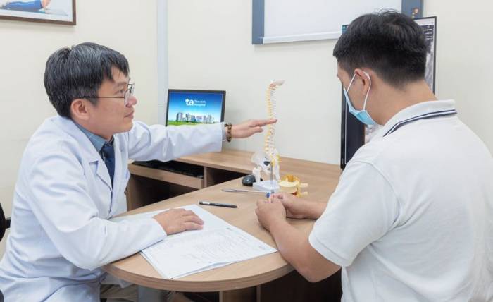 Bác sĩ Quỳnh giải thích tình trạng chức năng cột sống của người bệnh. Ảnh minh họa: Bệnh viện Đa khoa Tâm Anh