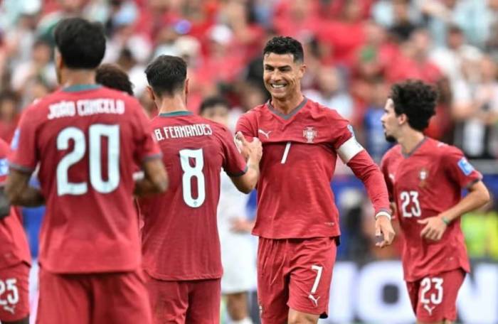 Bruno Fernandes chia vui cùng Cristiano Ronaldo trong trận Bồ Đào Nha thắng Uzbekistan 5-0 ở lượt hai bảng K World Cup 2026 trên sân NRG, Houston ngày 23/6/2026. Ảnh: Reuters